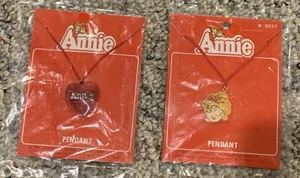 Juego de 2 collares/colgantes huérfanos Annie nuevos en tarjeta 1981 N5027 corazón/cara - Imagen 1 de 9