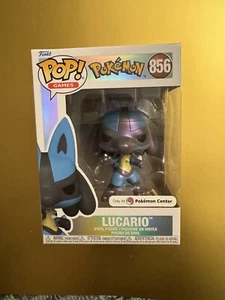 Funko Pokemon Lucario Perlmutt exklusiv in der Hand - Bild 1 von 7
