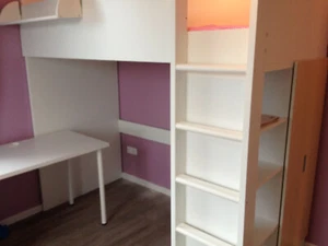Ikea Bett Smastad inkl. Matratze, Schreibtisch und Schrank (guter Zustand) - Bild 1 von 3
