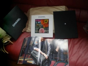 2 BOOKS ABOUT CHANEL BAGS, THE WAY THEY MAKE THEM + HIGH GLOSS CHANEL BOOK - Bild 1 von 12