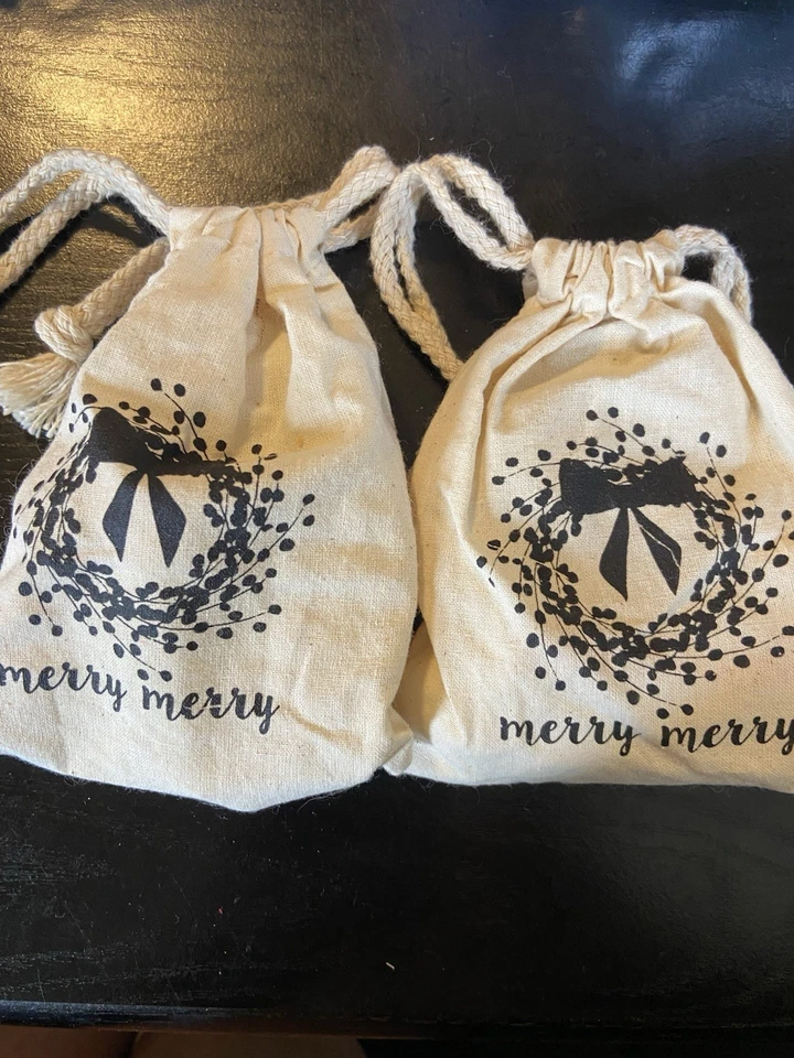 Dos bolsas de ropa prendedores con ilustraciones de Kate España de Merry, Merry Moda Foto 1 de 4