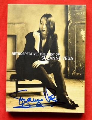 Suzanne Vega – Retrospective: The Best Of Suzanne Vega - BOX  AUTOGRAMM / SIGNED - Bild 1 von 4