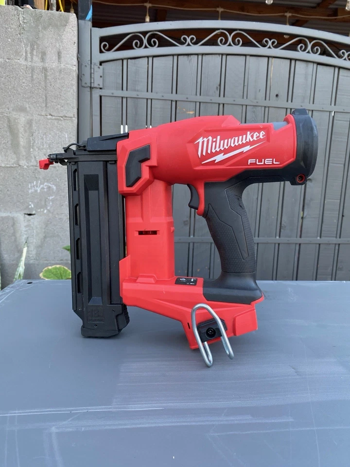 Milwauke 2746-20  M18 FUEL  18 Gauge Brad Nailer  Light Used - Image 1 of 1