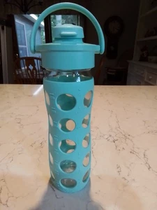 Botella de agua de vidrio azul claro Life Factory con funda de silicona tapa abatible con tornillo  - Imagen 1 de 2