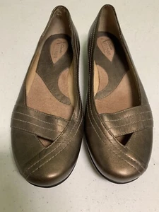 Clarks Artisan Casual Slip On Loafers Shoes Womens SZ 7M Bronze Leather Cushion - Picture 1 of 12