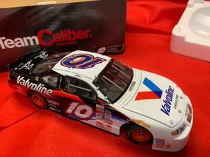 2002 Johnny Benson #10 Valvoline Pontiac Grand Prix Team Caliber 1:24 NEW - Picture 1 of 3