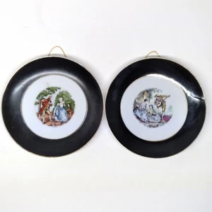 (2) Vintage Blume 5 1/8" schwarze hängende Mini Teller mit umwerbenden Paaren Japan - Bild 1 von 9