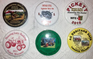 Ag Buttons Tractor Trilladora de Vapor Vintage Pinback Botón Lote Pickett WI Más - Imagen 1 de 7