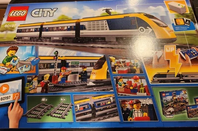 LEGO 60197 City tren de pasajeros Foto 1 de 3