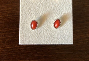 Orecchini "a spoletta" in corallo rosso del mediterraneo e montatura in argento - Foto 1 di 4