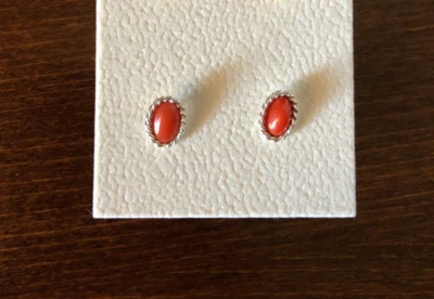 Orecchini "a spoletta" in corallo rosso del mediterraneo e montatura in argento - Immagine 1 di 4