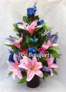 Arreglo floral de seda artificial para tumbas espalda plana azul rosa Nan Mum - Imagen 1 de 5