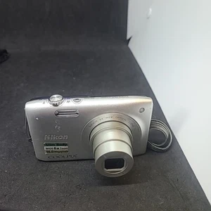 Nikon COOLPIX S3200 16,0-MP-Digitalkamera – silber – KEIN LADEGERÄT - Bild 1 von 5
