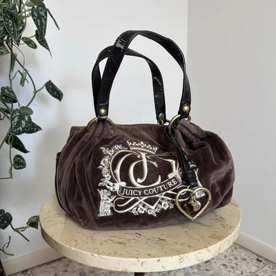 Bolso de hombro Juicy Couture de terciopelo marrón vintage de principios de la década de 2000 con encanto de corazón Foto 1 de 4