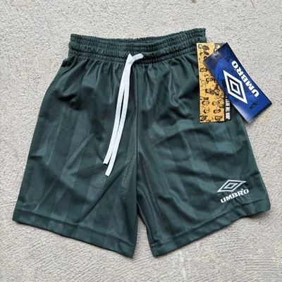 Pantalones Cortos de Fútbol Umbro 1995 DEADSTOCK De Colección Rayas Verdes JUVENTUD Pequeños Años 90 Nuevos de Lote Antiguo Foto 1 de 4