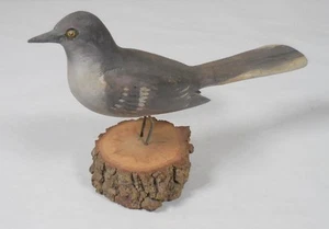 Vintage Hand-Painted Folk Art Wood Bird on Bark Edge Base, Metal Legs - Imagen 1 de 12