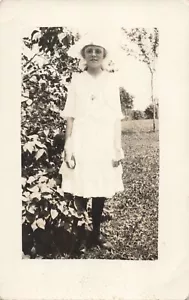 Carina ragazza, vestito bianco e cappello domenica migliore, cartolina vintage RPPC vera foto - Foto 1 di 2