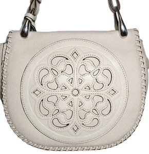BOLSO BANDOLERA BRIGHTON GISELLA BLANCO COLECCIÓN FERRARA CON SOLAPA DELANTERA PRECIO DE VENTA SUGERIDO POR EL FABRICANTE $380 - Imagen 1 de 20