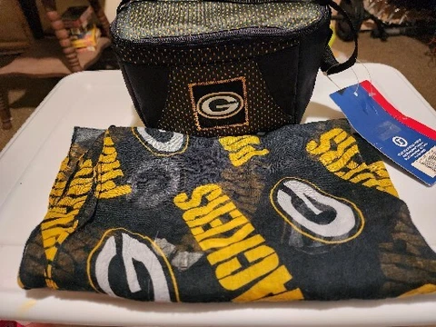 NFL Green Bay Packers Womans Small Cooler And Sheer Scraf NEW! Cover