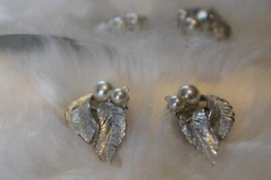Vintage Sarah Coventry Leaf Pearls Silver Tone Clip On Earrings 1" Signed - Picture 1 of 8