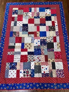HANDGEMACHTE STEPPDECKE USA ROT WEISS BLAU 4. JULI FLAGGE PATRIOTISCH AMERIKA 51”x70” - Bild 1 von 6
