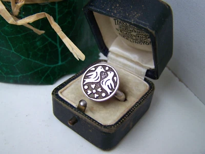 ANILLO SELLO CORAZÓN DE PLATA ESTERLINA SÓLIDA 925 TOKEN DE AMOR PÁJAROS TALLA O 7 AJUSTABLE Foto 1 de 4