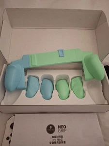 Skull And Co Neo Grip für Nintendo Switch OLED Animal Crossing Farbe Blau Grün - Bild 1 von 2