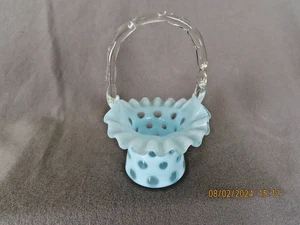 VINTAGE KLEINER BLAU OPALISIERENDER MÜNZPUNKTKORB MIT GEKRÄUSELTEM RAND/GLASBAMBUSGRIFF - Bild 1 von 6