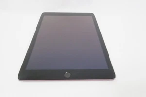 Apple iPad 5th Gen A1822 Tablet 9.7" Apple A9 128GB 8MP USB 2.0 Wifi - Picture 1 of 4