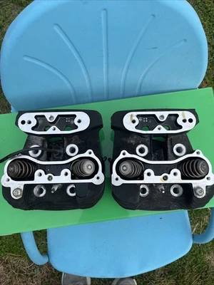 Harley-Davidson Sportster 883 2009-2022 culatas de hierro negras con válvulas Foto 1 de 4