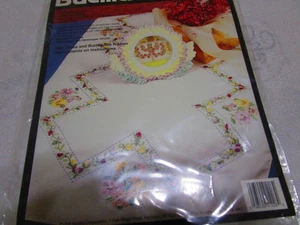 Pensamientos en cinta de seda bordado Tablerunner Kit #41226 (1995, Bucilla) - Imagen 1 de 3