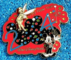 DISNEY BUILD A PIN BASE MIT MICKEY & TINKER BELL ADD-ONS LE 1500 HAPPY NEW YEAR - Bild 1 von 1