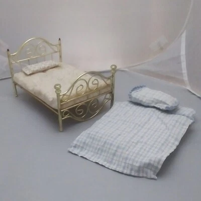 Casa de bonecas miniatura - Cama de latão com colchão e travesseiro conjunto de cama feito à mão 1:12 - Imagem 1 de 4