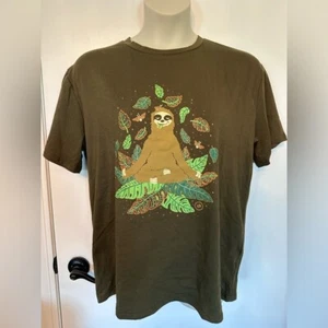 Braunes EarthBound T-Shirt mit Faultier und Blatt Design Größe Large #1806 - Bild 1 von 6