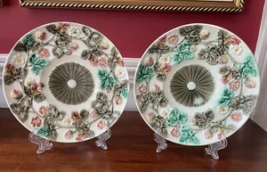 Coppia piatti antichi in maiolica inglese Wedgwood anni 1880 bacche e fiori - Foto 1 di 9