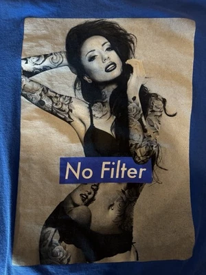 Camisa tatuajes azul grande con logotipo de caja sin filtro Foto 1 de 2