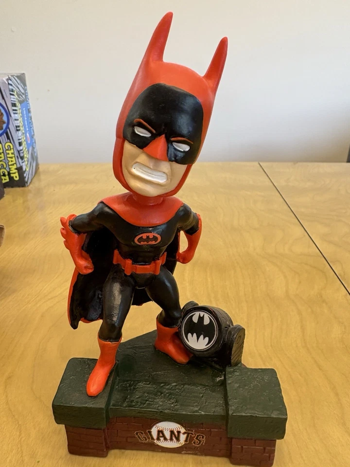 SF GIANTS BATMAN BOBBLEHEAD 80 Aniversario SGA Con Caja Foto 1 de 3
