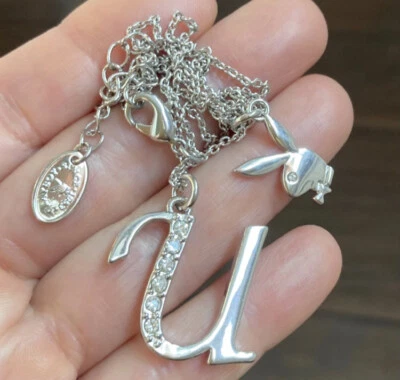 COLLAR PLAYBOY LETRA “U” AUTÉNTICO CONEJITO CONEJO INICIAL - Color Plata, 19” Foto 1 de 4