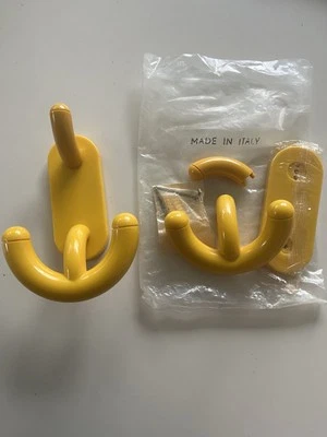 Par de ganchos de plástico amarillo vintage de la era espacial hechos en Italia Foto 1 de 3