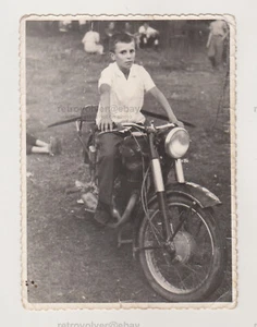 Adorable foto instantánea vintage para niño pequeño niño pequeño y motocicleta motocicleta motocicleta - Imagen 1 de 7