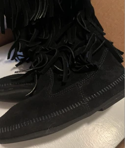 Minnetonka Mokassins 1639 Damen 3-lagig Fransen Wade hoher Stiefel schwarz Wildleder Gr. 7 - Bild 1 von 8