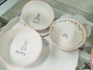 Rae Dunn HOP TO IT 3 piccole ciotole in gres servizio rosa perlato e bianco - Foto 1 di 7