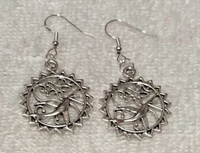 Silvertone 开放式燕子和花朵吊坠耳环 带银盘耳线 全新 — 第 1/3 张图片