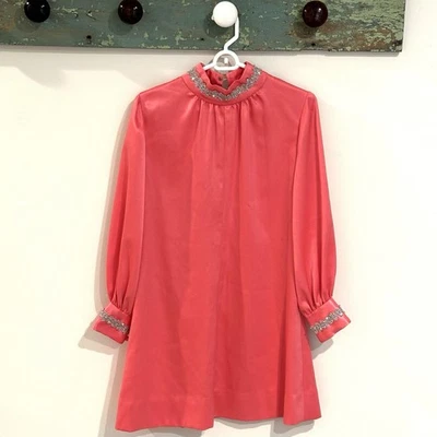 Vestido Vintage Años 70 Hecho a Mano Boho Mod Satén Acento Escote Manga Larga Rosa Pequeño Foto 1 de 4