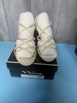 Sandália feminina NINA NEW YORK dourada Netuno dedo do pé de amêndoa salto esculpido 9. 5M - Imagem 1 de 4