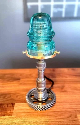 Lámpara de escritorio con engranaje de tubería de acero industrial aislante de vidrio con un giro de latón - Farmho Foto 1 de 4