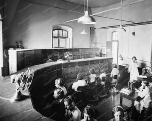 Telephone Co. Call Center Workers 8x10 reimpresión de foto antigua - Imagen 1 de 1