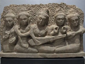 Escultura de arenisca jemer relieve de mujeres músico estilo Angkor Wat siglo XVI/XVII - Imagen 1 de 11