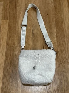 Lululemon Fleece Sherpa Crossbody Bucket Bag White Opal kleine Handtasche 2,5 l gebraucht, in einwandfreiem Zustand - Bild 1 von 3