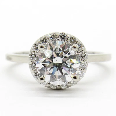 Anillo de compromiso redondo de 1,50 quilates con halo de diamantes creado en laboratorio IGI Cert de oro blanco de 14 k Foto 1 de 4